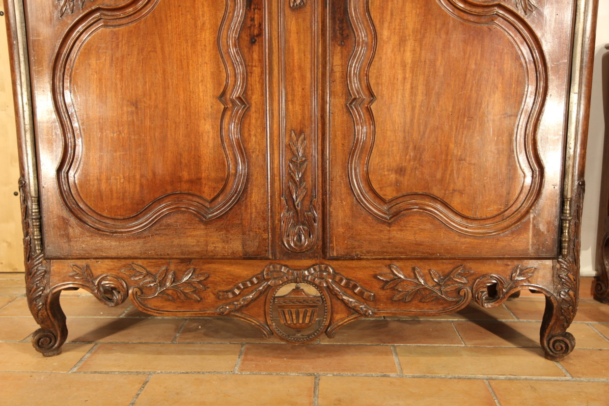 Importante armoire provençale de mariage. Bois de noyer. Epoque XVIII°.